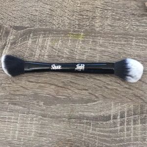 Kay Von D Shade Light brush